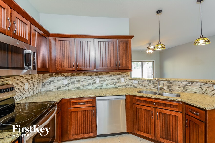 Building Photo - 12918 W Columbine Dr