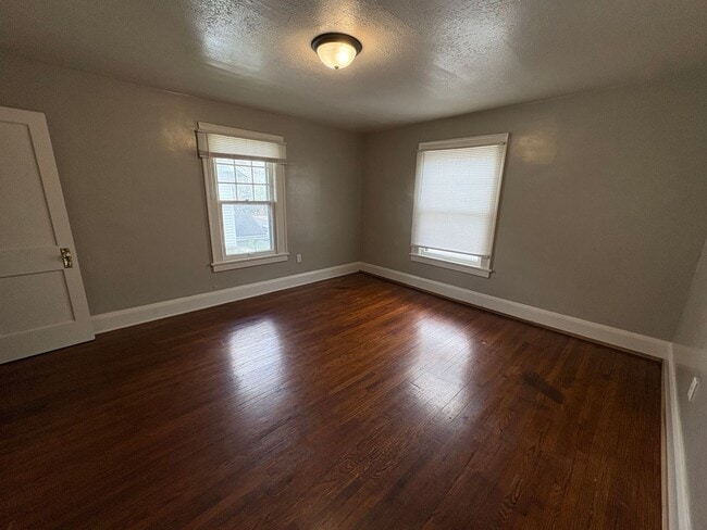 Building Photo - Spacious 3 Bedroom Home on Sylvania for Rent
