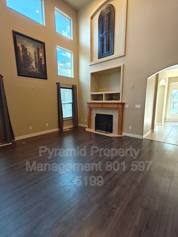 Building Photo - 2896 E Lookout Dr