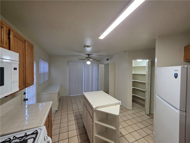 Building Photo - 6561 Avon Ct