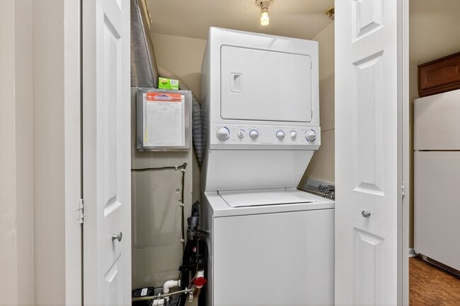 Building Photo - Creekside 1st floor unit Showing Saturday 1/31 10am-10:15am