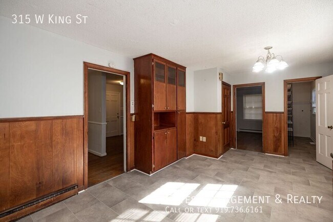 Building Photo - 315 W King St