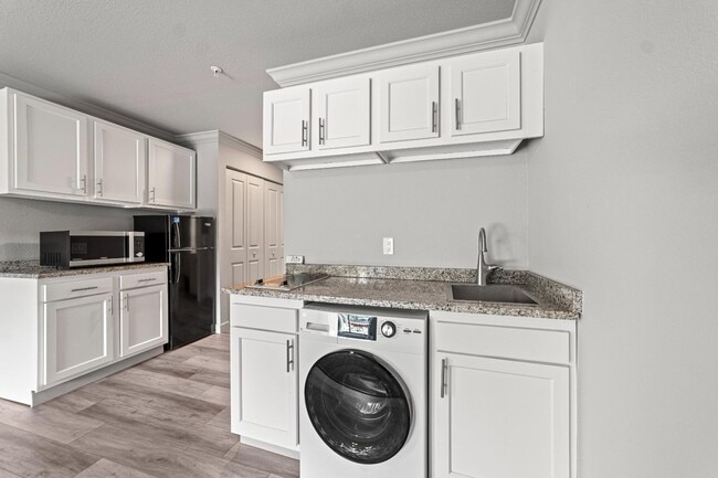 Building Photo - 8050 Baymeadows Cir W