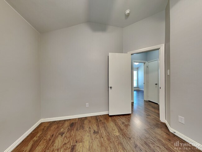 Building Photo - 1704 Bob Dr