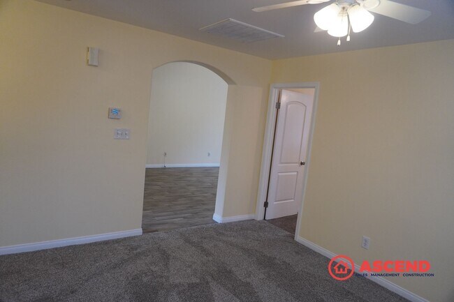 Building Photo - North Bakersfield 3 Bed + Den | Spacious Yard