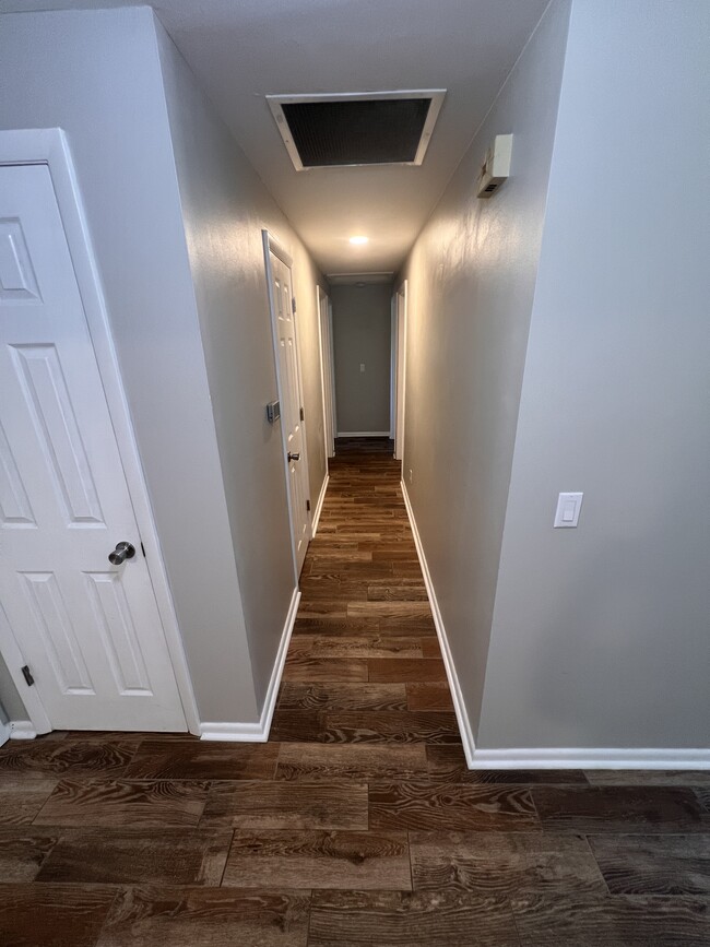 Hallway to the bedrooms. - 1298 Cedarcliff Dr