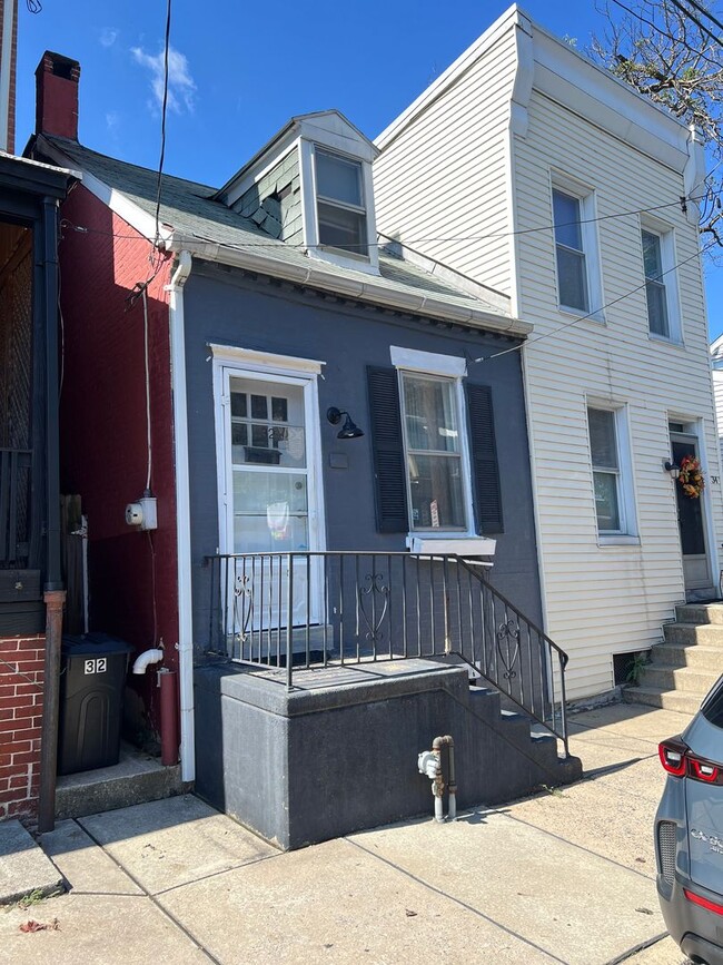 Building Photo - Charming 2 Bedroom Home in Chestnut Hill!