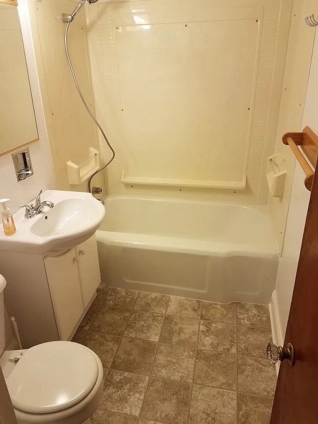 Building Photo - Centrally Located 2 Bed 1 Bath in Appleton
