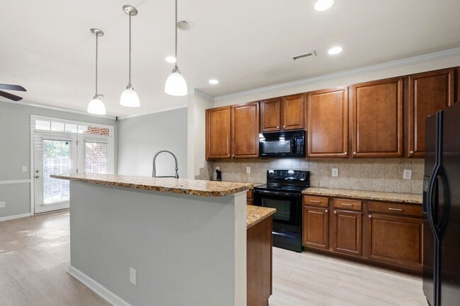 Building Photo - Charming 2-Bedroom Townhome in Desirable R...