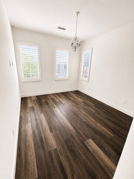 Building Photo - 111 Rodeo