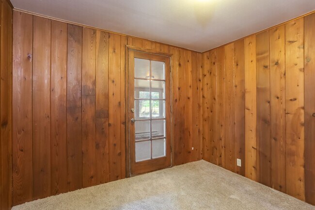 Building Photo - 2408 Lake Dr