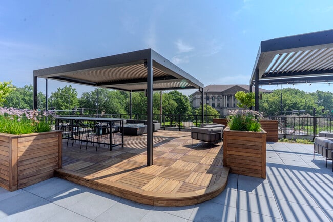 Building Photo - 2020 N Lincoln Park W