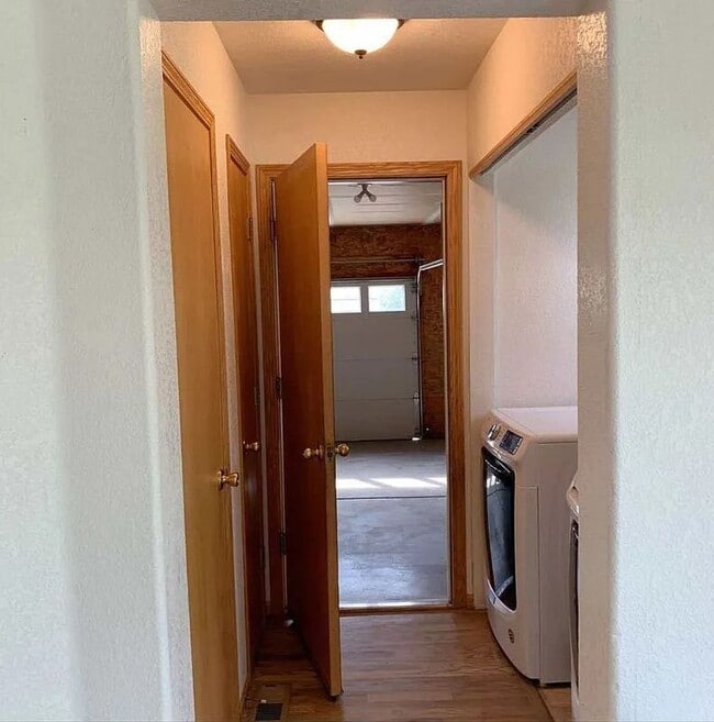 Building Photo - Spacious Single-Family Home in Established Wellington Neighborhood