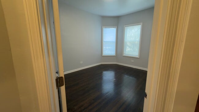 Building Photo - 1344 E 72nd Pl