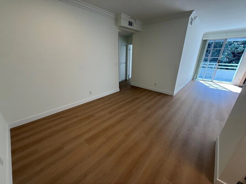 Building Photo - 15507 Moorpark St