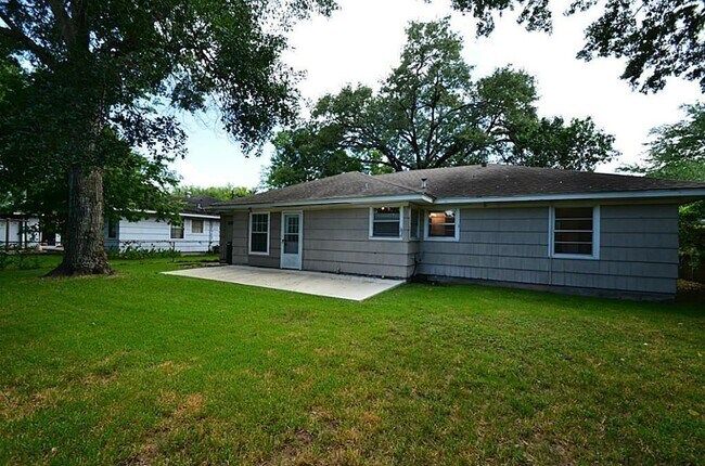 Building Photo - 5121 Maple St