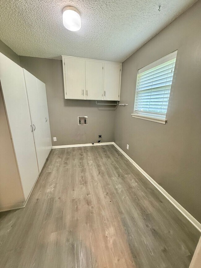 Building Photo - 4-bed/2-bath in South Tyler!