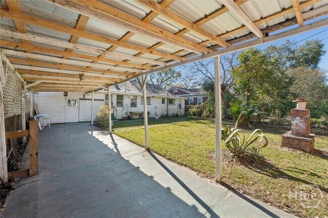 Building Photo - 742 E Park Ave