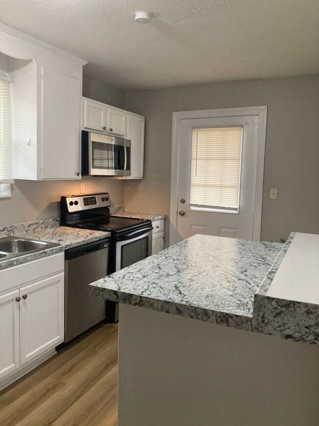 Building Photo - West Nashville 3BR Duplex - Free Rent