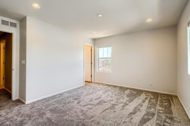 Building Photo - 3 Bed 2.5 Bath End Unit Home with FENCED Y...