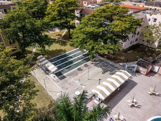 Building Photo - 2851 Somerset Dr