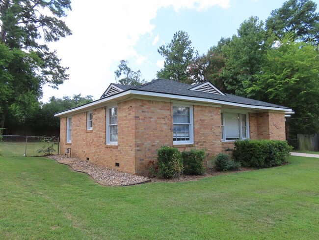 Building Photo - Lovely Updated 3 Bedroom, 2 Bath House in ...