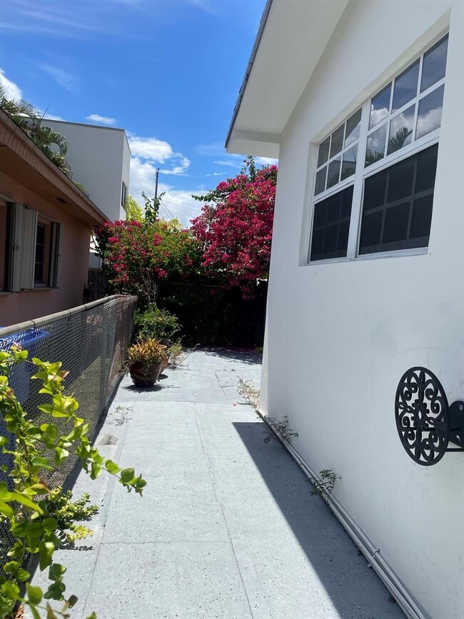 Building Photo - 2656 SW 28th Ct