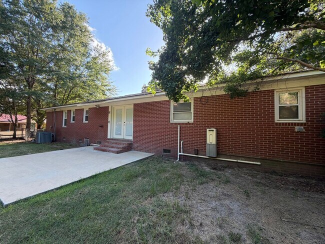 Building Photo - 118 Sandy Way
