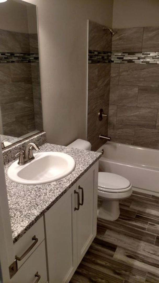 Building Photo - 3 Bedroom, 2.5 Bathroom Townhome Available...