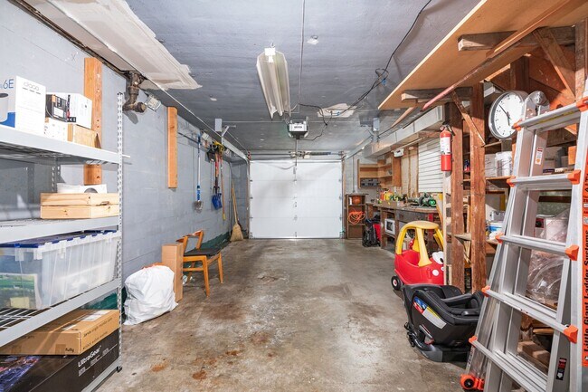 Building Photo - 4Bd/2Ba Seattle House
