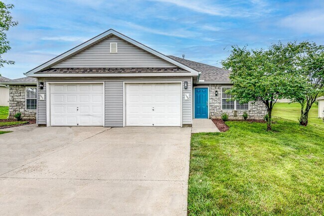 Building Photo - Stylish Belton Townhome | 3 Beds, 2 Baths,...