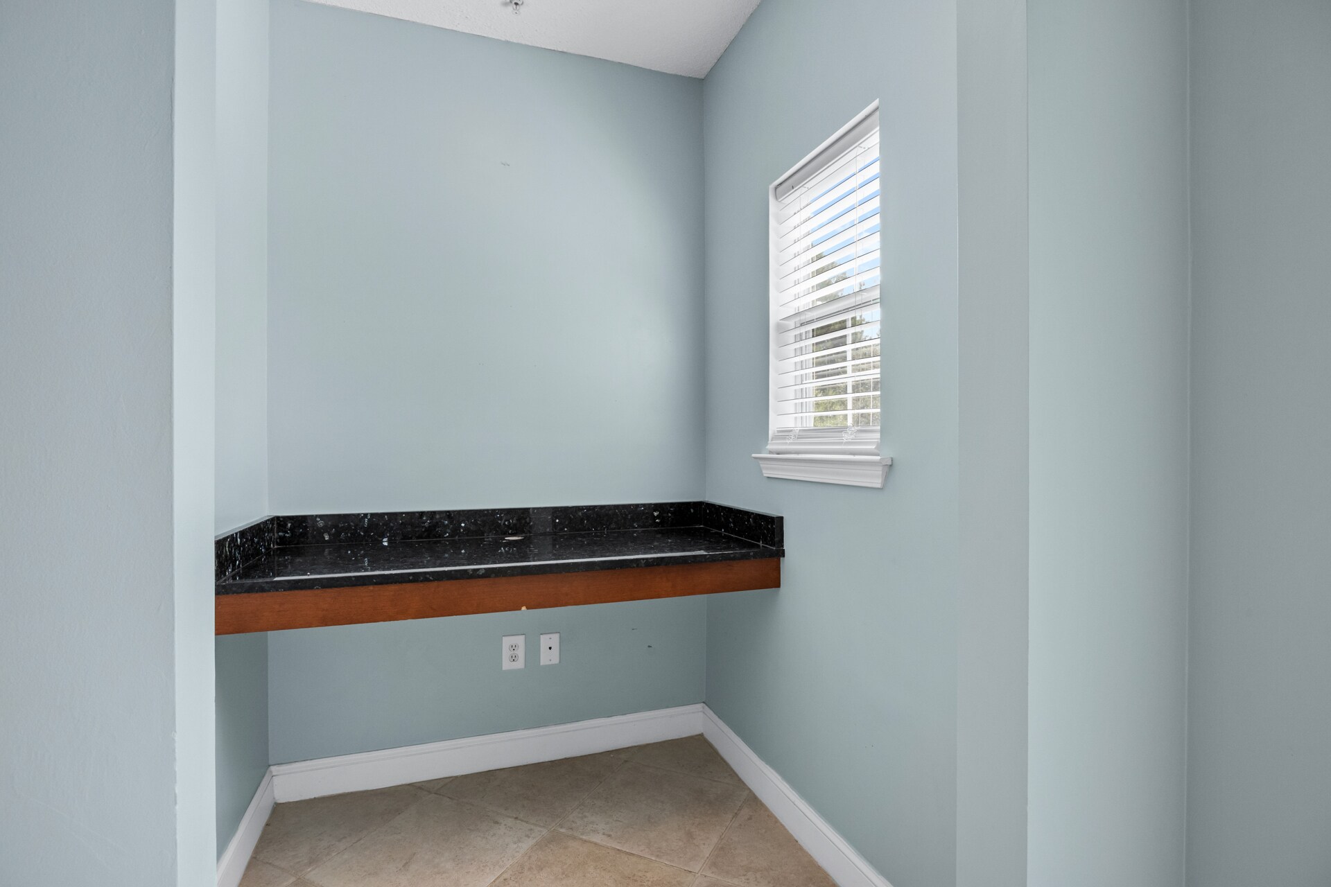 Building Photo - 2208 Walden Park Dr