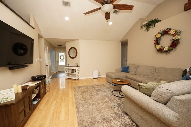 Building Photo - Lovely Cul-De-Sac Home in South Crestview