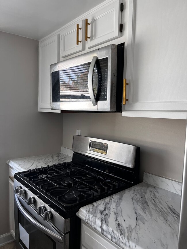 Building Photo - NEWLY AVAILABLE - RENOVATED 2 BR UNIT IN T...