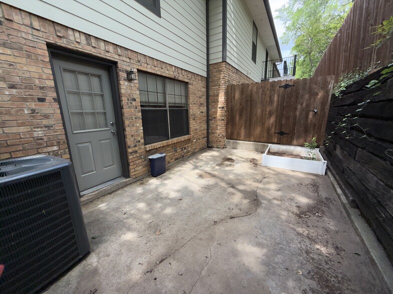 Building Photo - 1227 Dallas Dr