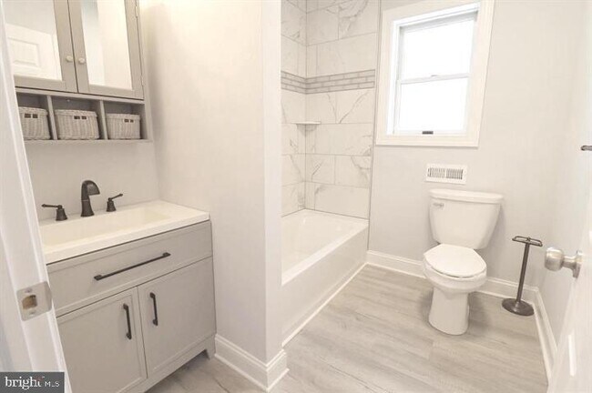 Building Photo - 523 W 26th St