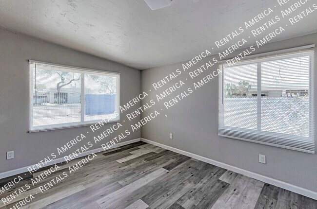 Building Photo - 944 N Catalina Ave