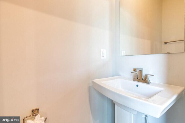 Building Photo - 228 S Newkirk St