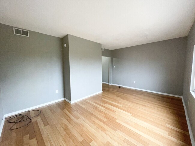 Building Photo - 1022 E Warrington Ave