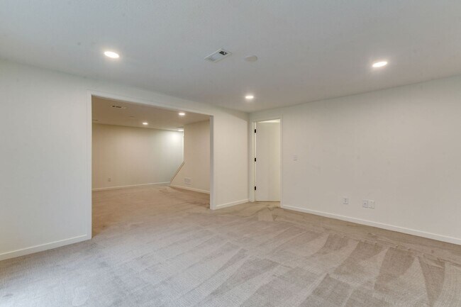 Building Photo - Completely renovated 4 bedroom, 3 bathroom...
