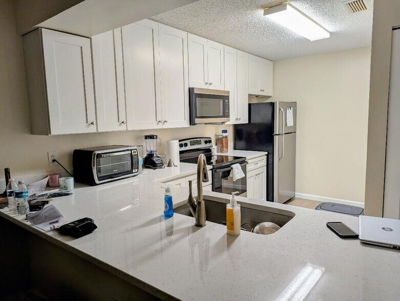 Building Photo - 662 Kenwick Cir
