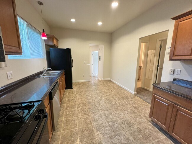 Building Photo - Beautiful 3 bedroom, 1 bathroom home locat...