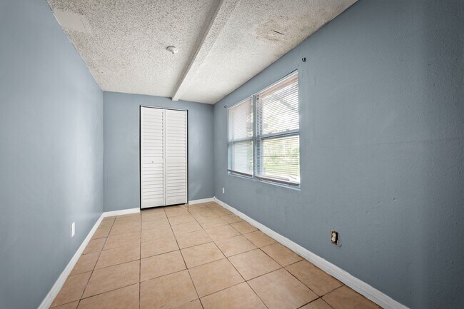 Building Photo - 304 Bernard Rd