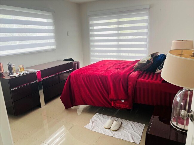 Building Photo - 3101 SW 27th Ave