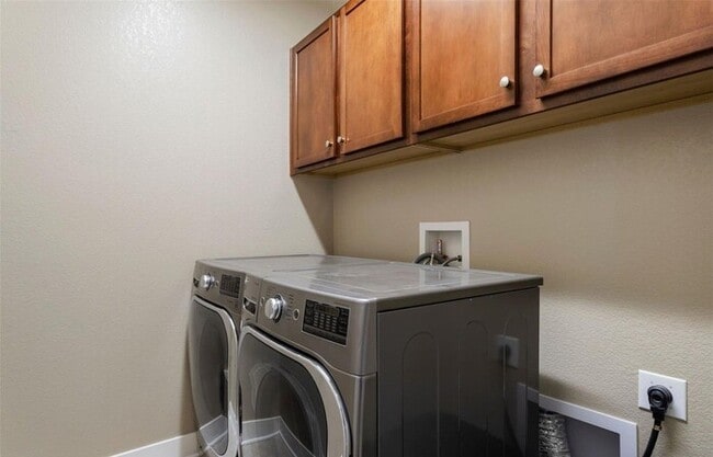 Building Photo - Modern 3BR Home with Finished Basement & Private Courtyard in Lowry