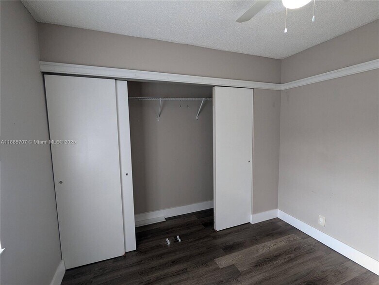 Building Photo - 10224 Twin Lakes Dr