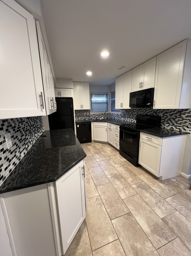 Kitchen - 7711 Heatherside Ln