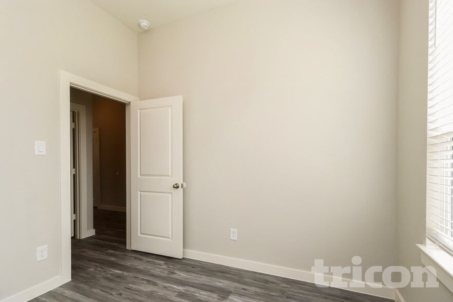 Building Photo - 9835 Willow Creek Commerce Dr