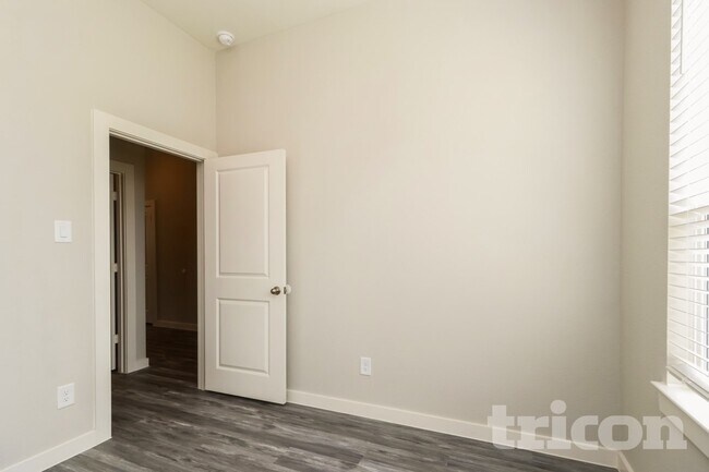 Building Photo - 9835 Willow Creek Commerce Dr