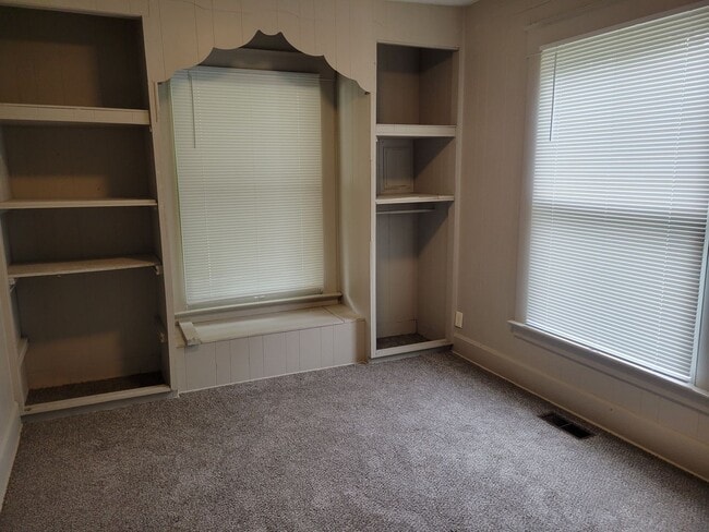 Building Photo - 2 Bedroom 1 Bath House $895!